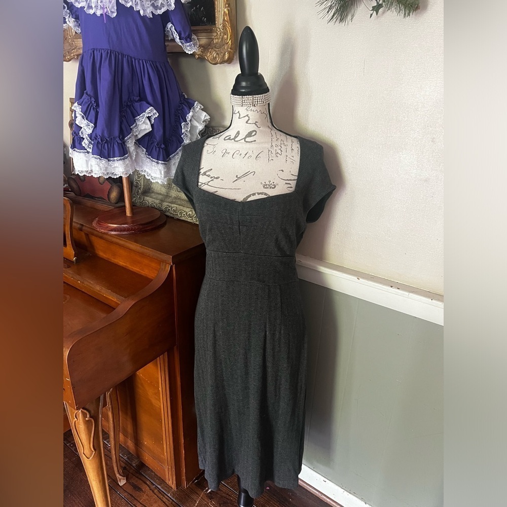 Banana Republic Charcoal V-Neck Short Sleeve Dress Size 8 129.99‼️FINAL SALE